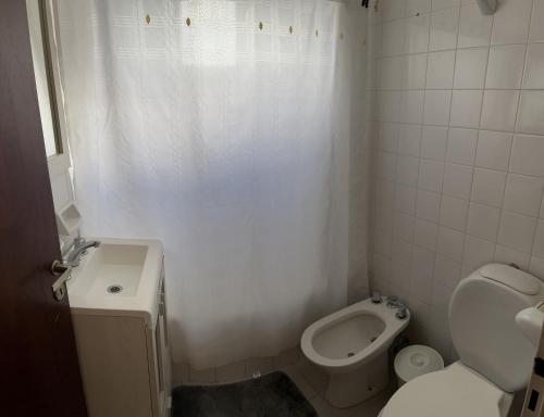 a small bathroom with a toilet and a bidet at Dpto Costanera in Corrientes