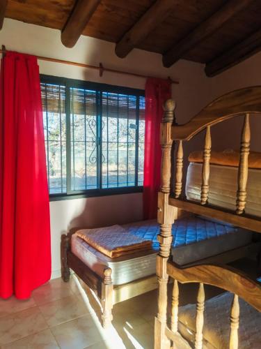 una camera con 2 letti a castello e tende rosse di San Rafael a San Rafael