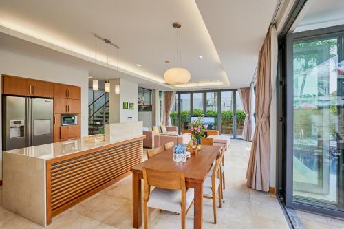 Η κουζίνα ή μικρή κουζίνα στο Ocean Sunny Villas Da Nang