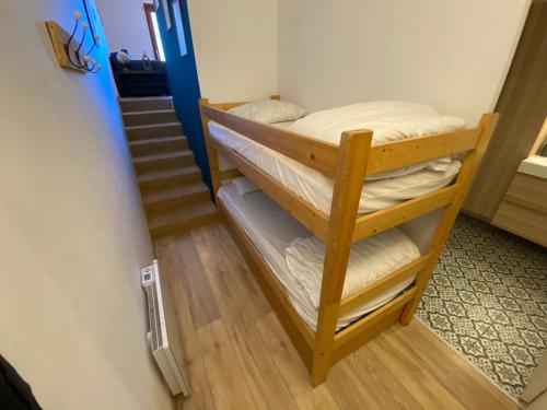 Ce dortoir comprend 2 lits superposés et un escalier. dans l'établissement Studio Cabine Idéal: à 400m du Centre, Balcon Ouest, Casier à Skis – Châtel - FR-1-693-97, à Châtel