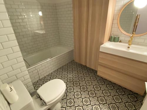 łazienka z toaletą, umywalką i wanną w obiekcie Studio Châtel, 1 pièce, 4 personnes - FR-1-693-97 w mieście Châtel