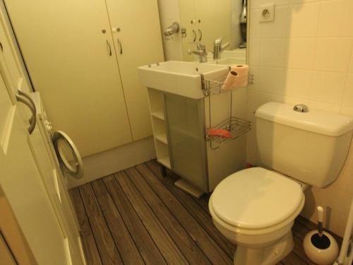 une salle de bain avec des toilettes blanches et un lavabo dans l'établissement Studio Cabine RDC pour 2/3 Pers avec Jardin, Parking, LL, LV, Wifi - Proche Thermes et Télécabine - FR-1-313-223, à Luchon