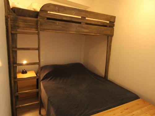 une chambre avec un lit superposé avec une échelle dans l'établissement Studio Cabine RDC pour 2/3 Pers avec Jardin, Parking, LL, LV, Wifi - Proche Thermes et Télécabine - FR-1-313-223, à Luchon