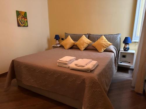 1 dormitorio con 1 cama con 2 toallas en Casa Bavosa, en Salerno