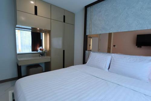 ein Schlafzimmer mit einem großen weißen Bett und einem Fenster in der Unterkunft A401-Silk Condo Aonang, Sea view - 5 mins to beach in Krabi