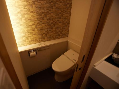 a small bathroom with a toilet in a room at Kyoto Hot Spring Hatoya Zuihokaku Hotel in Kyoto