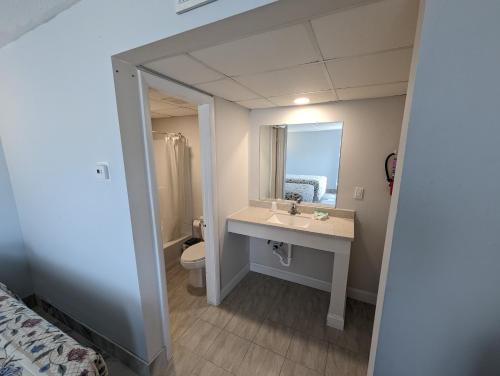 Kylpyhuone majoituspaikassa Admiral Resort Motel