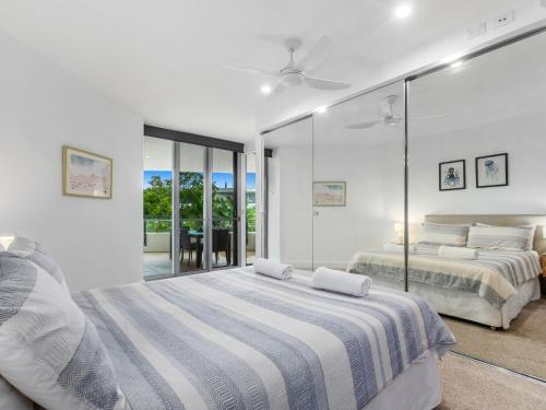Ένα ή περισσότερα κρεβάτια σε δωμάτιο στο Cotton Beach Apartment 33 With Pool Views