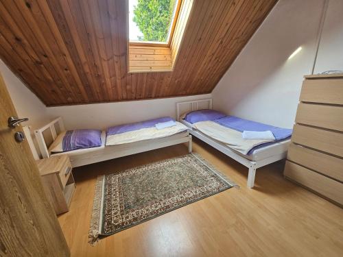 מיטה או מיטות בחדר ב-Judit's Guest House