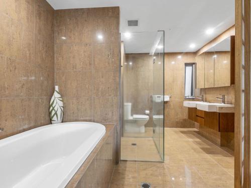 Ένα μπάνιο στο Cotton Beach Apartment 33 With Pool Views