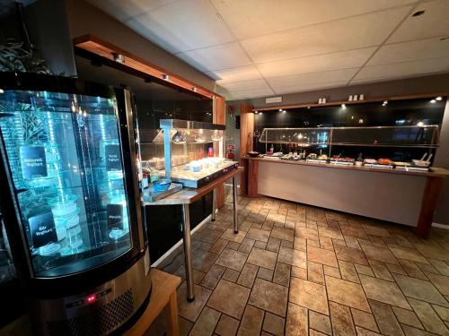 a room with a display case in a restaurant at Hotell Siesta in Karlskrona