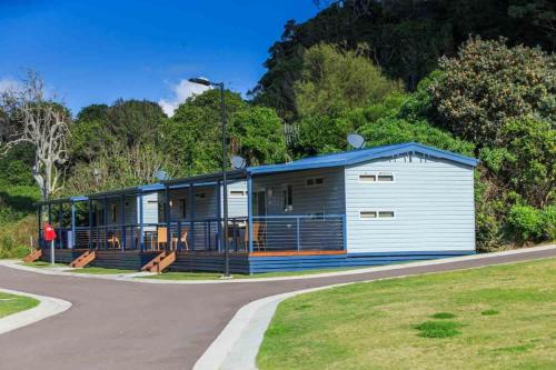 um edifício azul e branco ao lado de uma estrada em Reflections Seal Rocks - Holiday Park em Smiths Lake