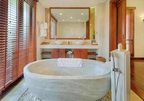 y baño con bañera grande y 2 lavabos. en Luxury Danatrip Villas en Da Nang