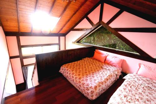 a bedroom with a bed and a window in a room at Villa Relax in Renai