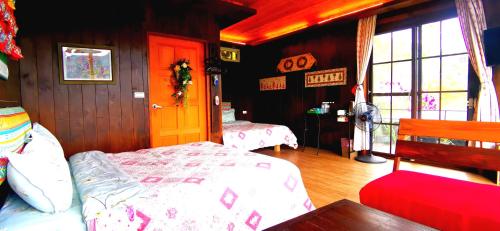 a bedroom with two beds in a room at Villa Relax in Renai