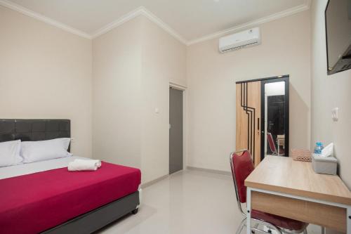 Tempat tidur dalam kamar di Hanna Residence near RSPI Puri Indah Mitra RedDoorz