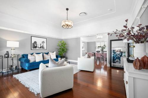 Χώρος καθιστικού στο Evandale, 1920’s Historic ,Stunning and Modern home with amazing City views