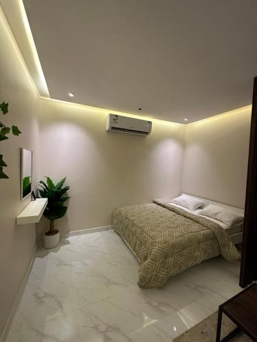 استديو مودرن فاخر - دخول ذاتي في الرياض: غرفة نوم بسرير ومكيف على الحائط