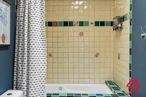 Das Bad ist mit einer Dusche und einer Badewanne ausgestattet. in der Unterkunft Hillside Haven Retreat - A Placitas Irvie Home in Santa Ana Pueblo
