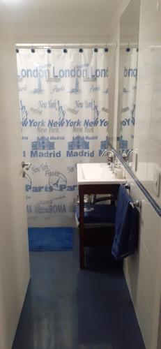 y baño con lavabo y ducha. en CONFORT BELGRANO en Buenos Aires