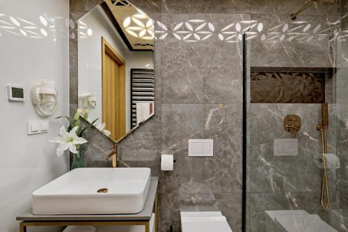 a bathroom with a sink and a shower at Aparthotel Góralski Spa 2 in Białka Tatrzanska