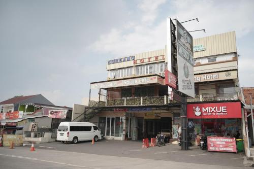 una furgoneta blanca estacionada frente a un edificio en Hotel Soreang en Bandung