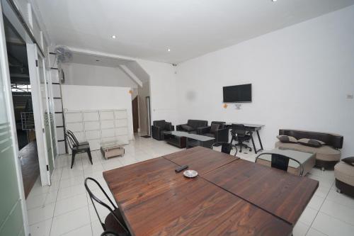 a living room with a wooden table and chairs at Hotel Soreang in Bandung