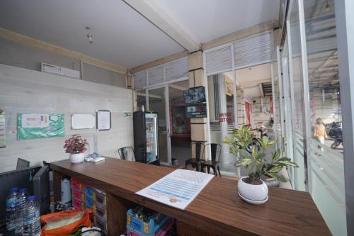 a room with a desk with a potted plant on it at Hotel Soreang in Bandung