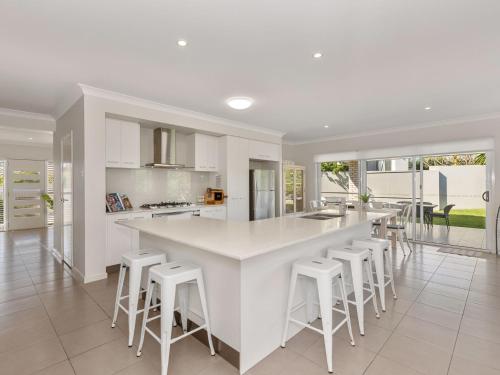 Η κουζίνα ή μικρή κουζίνα στο Salty Pause at Bondi House - with Spa and Pet Friendly!