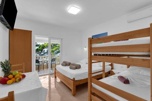 1 dormitorio con 2 literas y balcón en Apartments Anka - amazing location, en Brela
