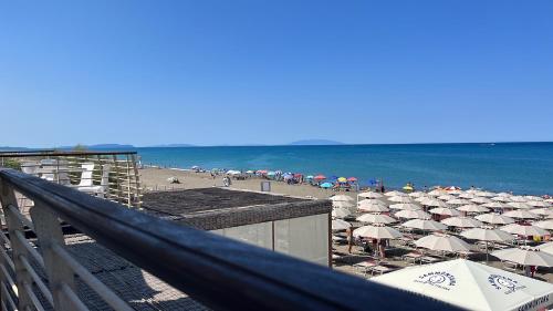 a beach with a bunch of umbrellas and the ocean at Casina Orione in Montecatini Val di Cecina