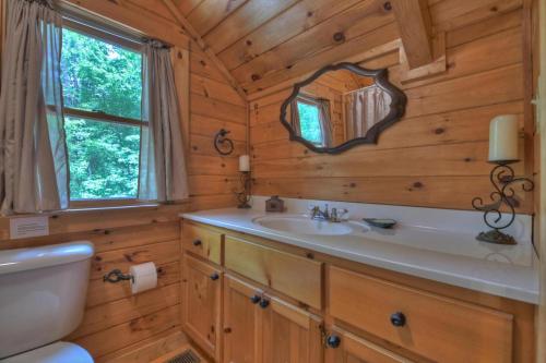 ein Badezimmer mit Waschbecken und Spiegel in der Unterkunft Sweet Serenity Creek in Cherry Log
