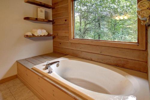 bañera en una habitación con ventana en JW Hidden Lakes, en Ellijay