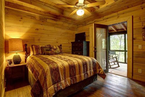 1 dormitorio con 1 cama en una cabaña de madera en JW Hidden Lakes, en Ellijay