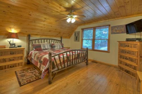 - une chambre avec un lit et un plafond en bois dans l'établissement Lakeview Retreat, à Ellijay