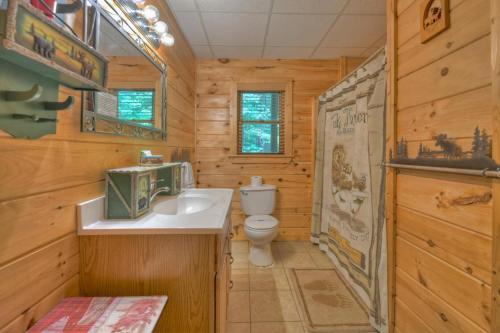 - une salle de bains pourvue d'un lavabo et de toilettes dans une cabane en rondins dans l'établissement Lakeview Retreat, à Ellijay