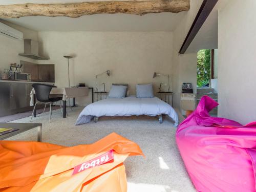 a bedroom with a bed and a desk and a couch at B&B Contemporain Le Jardin in Vaison-la-Romaine