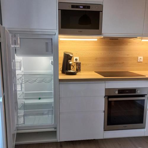 La cuisine est équipée d'un réfrigérateur et d'un four micro-ondes. dans l'établissement LOU SOULEOU, à La Ciotat