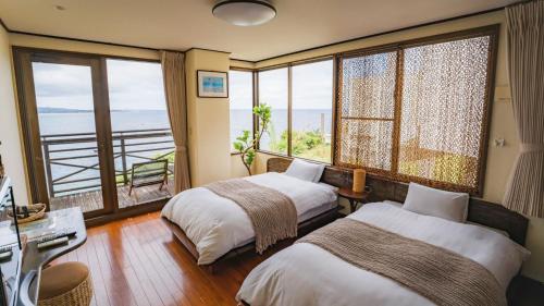 Un pat sau paturi într-o cameră la KAYA RESORT KOURIJIMA - Vacation STAY 95300v
