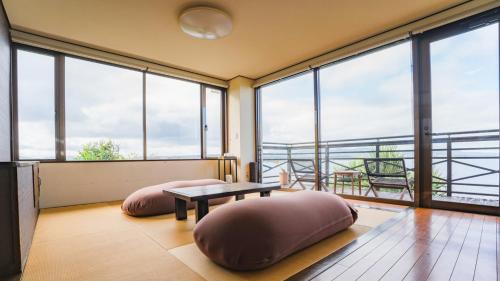 KouriにあるKAYA RESORT KOURIJIMA - Vacation STAY 94979vの豆袋2つとテーブル付きの部屋