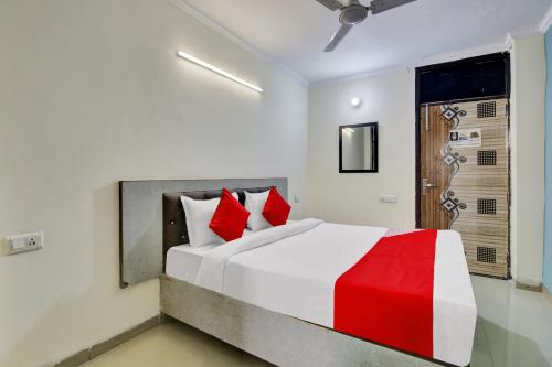Posteľ alebo postele v izbe v ubytovaní OYO Flagship 81062 Hotel Sky