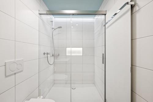 Ein Badezimmer in der Unterkunft The R Apartment Uetliberg Parken - Wallbox