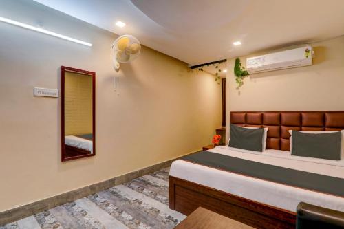 מיטה או מיטות בחדר ב-Hotel Awadh Court