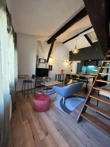 un salon avec une chaise bleue et une table dans l'établissement Le Montauban - Chic et Cosy en Hypercentre, à Montauban