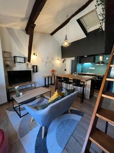 un salon avec un canapé et une table dans l'établissement Le Montauban - Chic et Cosy en Hypercentre, à Montauban