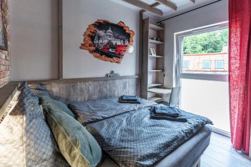 a bedroom with a bed and a window at Olivia apartament przy deptaku in Szczawno-Zdrój