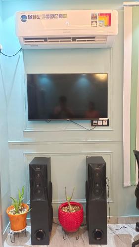 Телевизор и/или развлекательный центр в Asha Home Stay Near Lucknow Airport