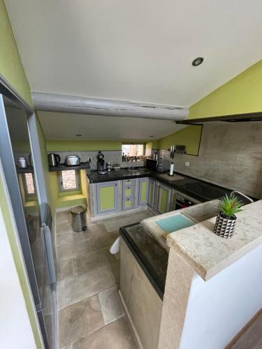 an aerial view of a kitchen in an rv at Appartement cosy plein de charme in Saint-Rémy-de-Provence