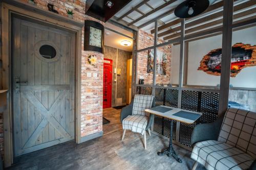 a room with a red door and a table and chairs at Olivia apartament przy deptaku in Szczawno-Zdrój