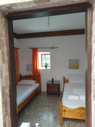 a bedroom with two beds and a window at pyrgospito in Éxo Nímfion